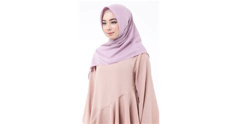 Tampilan Formal dengan Jilbab Sport Warna Cream untuk Acara Spesial